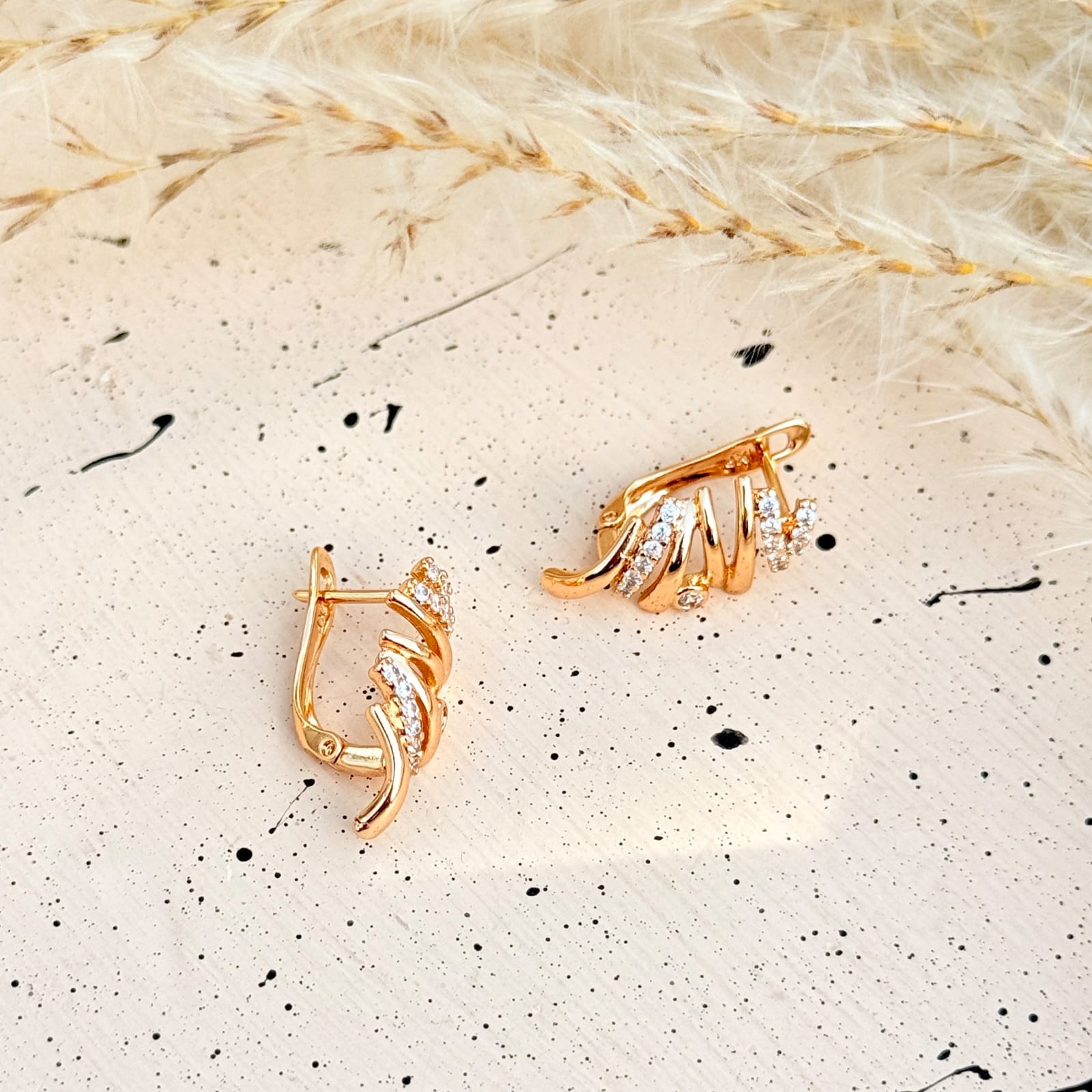 Golden Crystal Curves